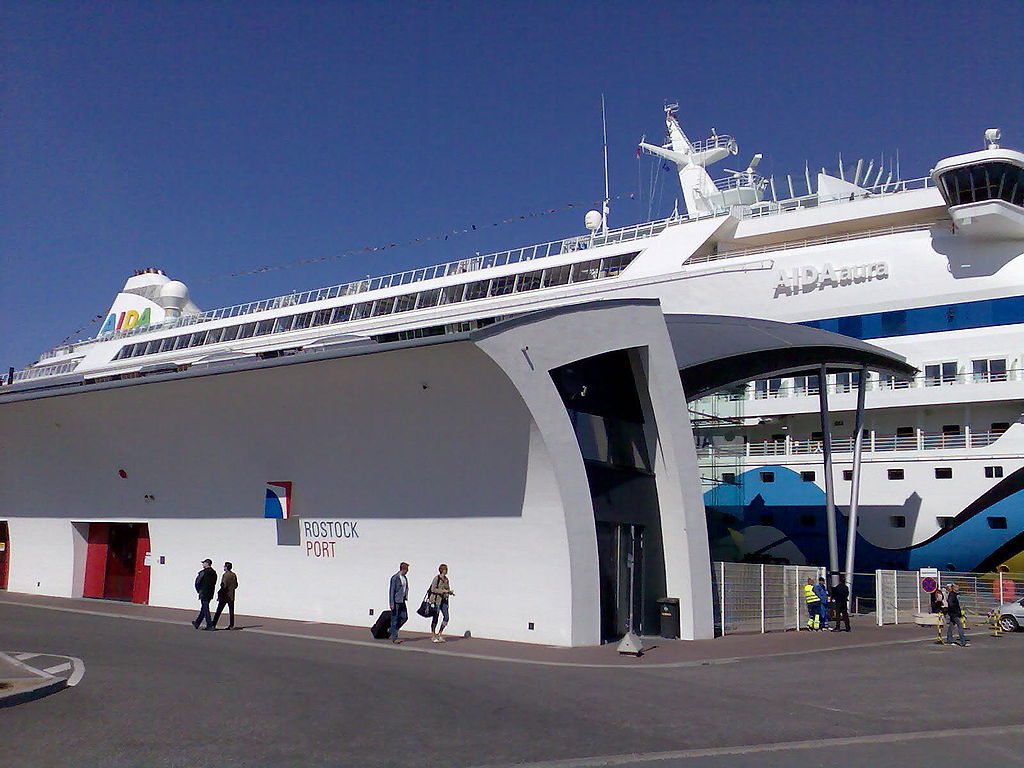 Die "AIDAaura" im Rostocker Hafen. Foto: Stevy76 via Wikimedia Commons