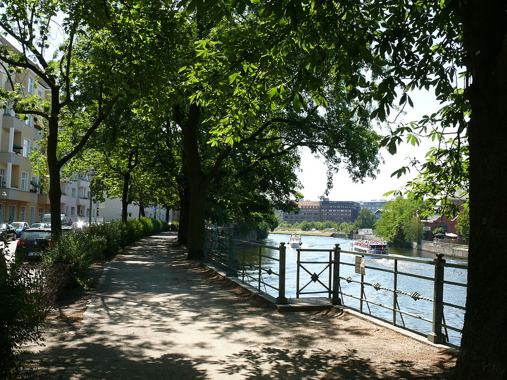 Der Uferwanderweg vor seiner Sperrung im Jahr 2011. Foto: Peter Kuley via Wikimedia Commons