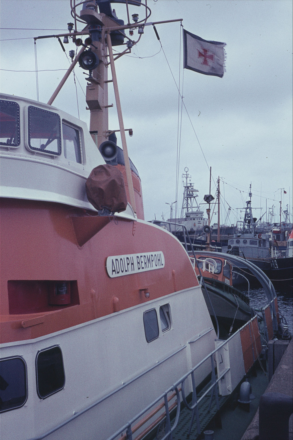 Die "Adolph Bermpohl" 1967 im Hafen von Helgoland, Foto: von G. Friedrich (Eigenes Werk) [GFDL (http://www.gnu.org/copyleft/fdl.html) oder CC BY 3.0 (http://creativecommons.org/licenses/by/3.0)], via Wikimedia Commons