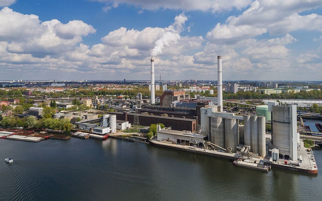 Das Kraftwerk Klingenberg an der Rummelsburger Bucht. Foto: A.Savin, Wikimedia Commons