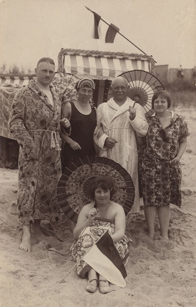 EIne Familie posiert um den Strandkorb (ca. 1900)